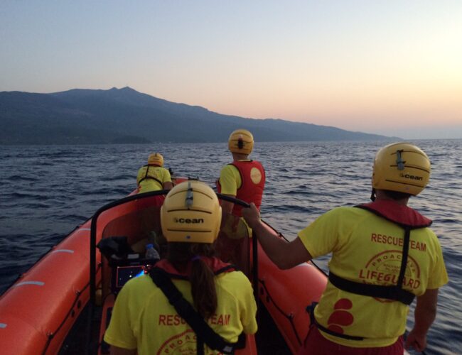 Image of Search & Rescue solidarity workers in a boat on the sea